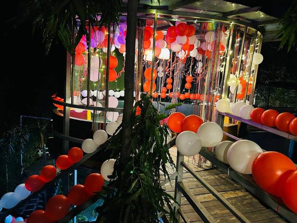 Balloon-decorated glass cabin